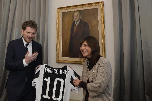 Debora Serracchiani (Presidente Regione Friuli Venezia Giulia) riceve da Maurizio Lombardo (Segretario Generale Juventus) la maglietta della Juventus - Trieste 23/10/2017